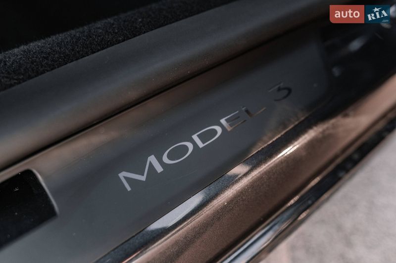 Седан Tesla Model 3 2025 в Ровно