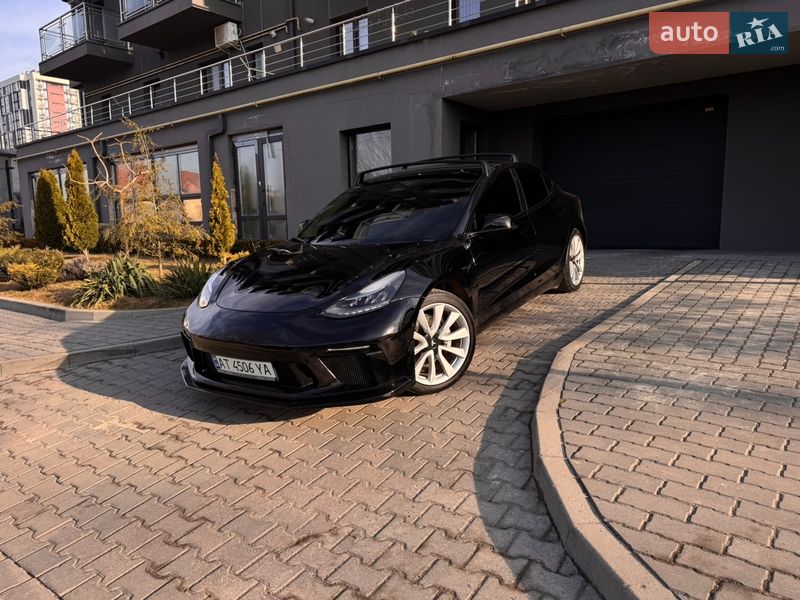 Седан Tesla Model 3 2020 в Івано-Франківську