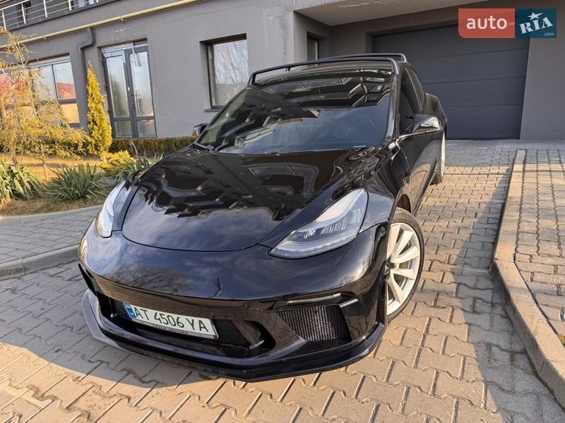Седан Tesla Model 3 2020 в Івано-Франківську