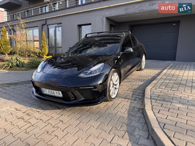Седан Tesla Model 3 2020 в Івано-Франківську