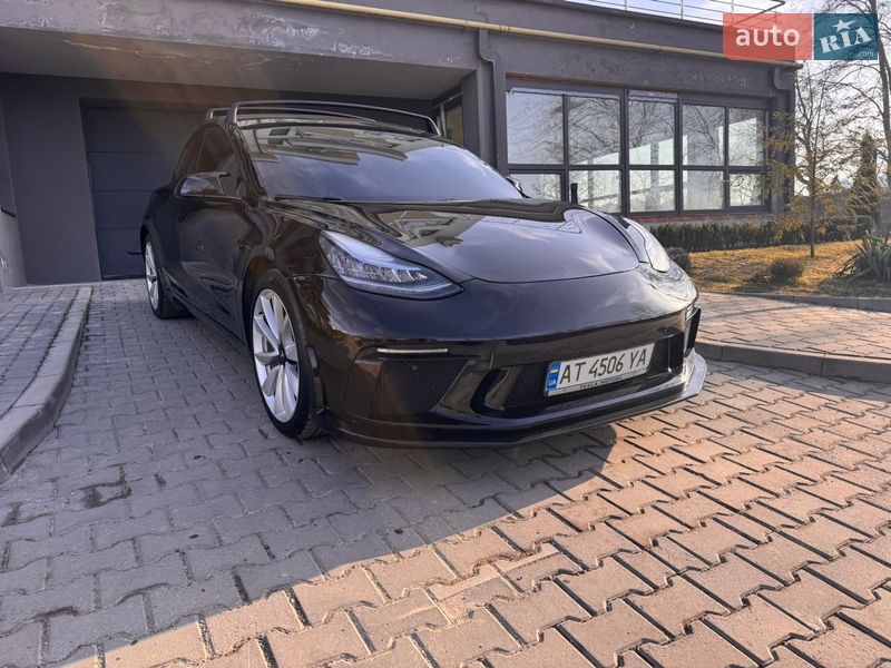 Седан Tesla Model 3 2020 в Івано-Франківську