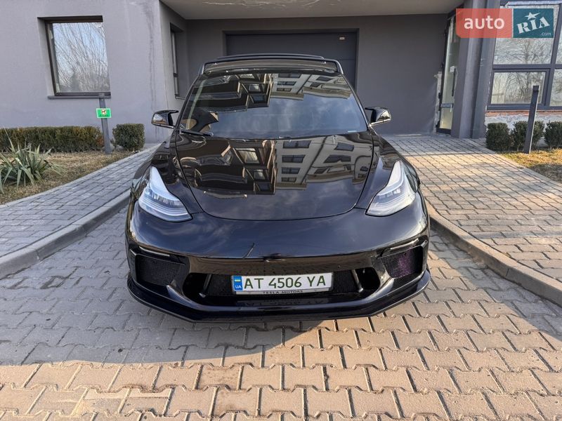 Седан Tesla Model 3 2020 в Івано-Франківську