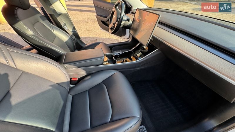 Седан Tesla Model 3 2018 в Ивано-Франковске