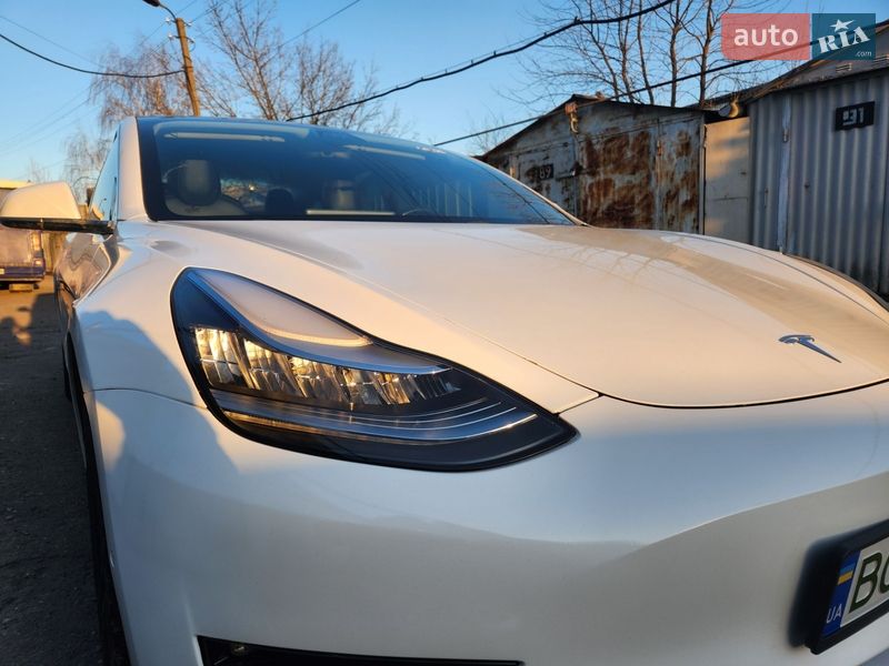 Седан Tesla Model 3 2019 в Львове