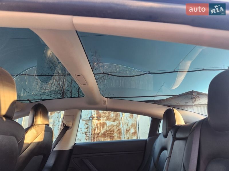 Седан Tesla Model 3 2019 в Львове