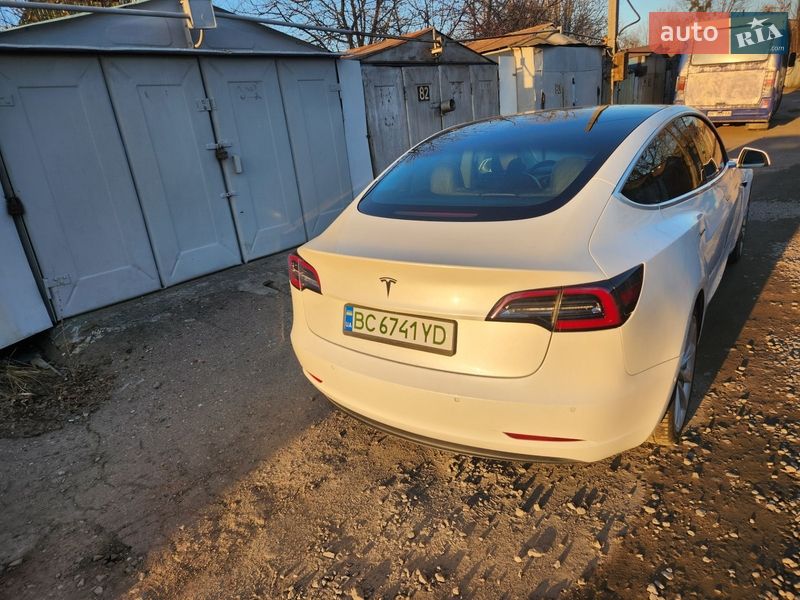 Седан Tesla Model 3 2019 в Львове