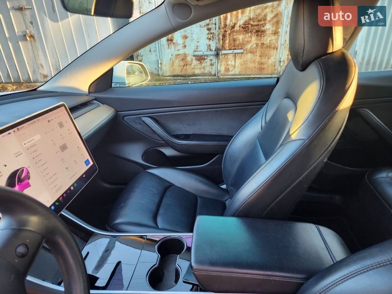 Седан Tesla Model 3 2019 в Львове