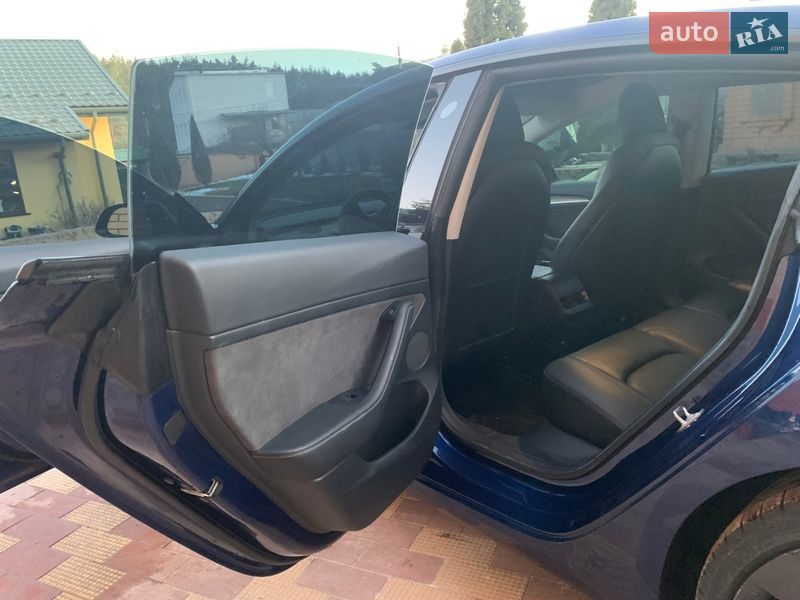 Седан Tesla Model 3 2022 в Обухові