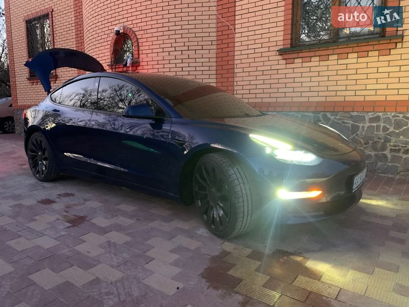 Седан Tesla Model 3 2022 в Обухові
