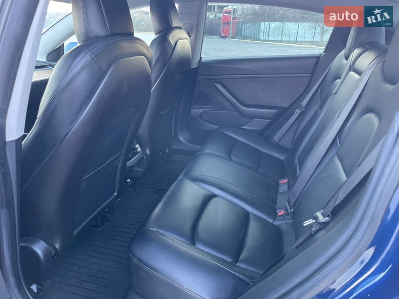 Седан Tesla Model 3 2019 в Ужгороді