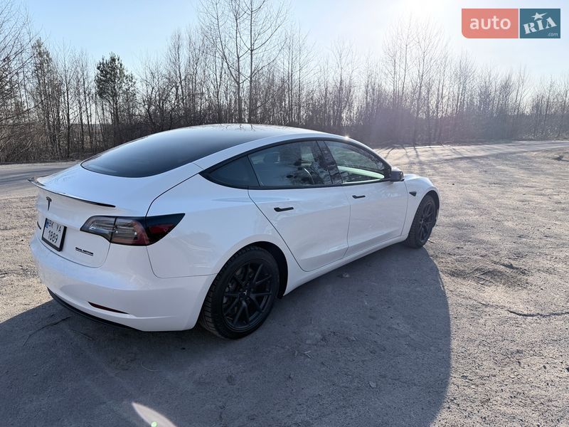 Седан Tesla Model 3 2021 в Рокитном
