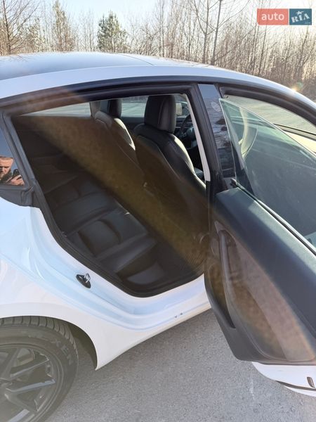 Седан Tesla Model 3 2021 в Рокитном
