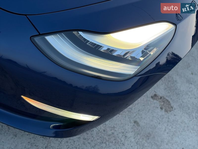 Седан Tesla Model 3 2018 в Дрогобыче