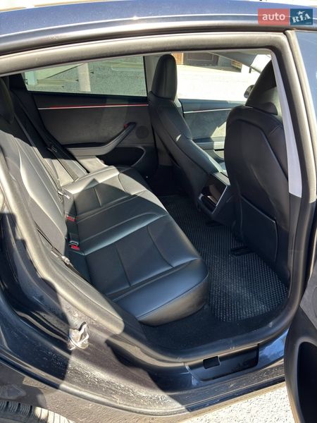 Седан Tesla Model 3 2024 в Ужгороде