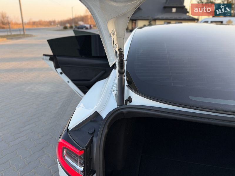Седан Tesla Model 3 2021 в Коломые