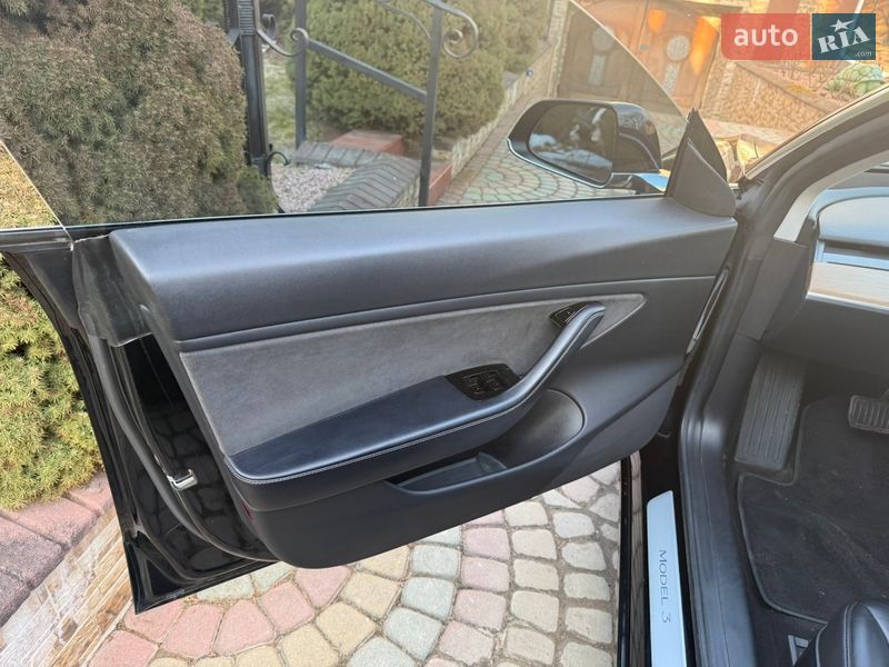 Седан Tesla Model 3 2018 в Ровно