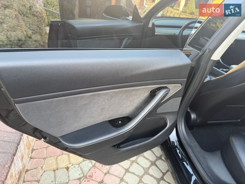 Седан Tesla Model 3 2018 в Ровно