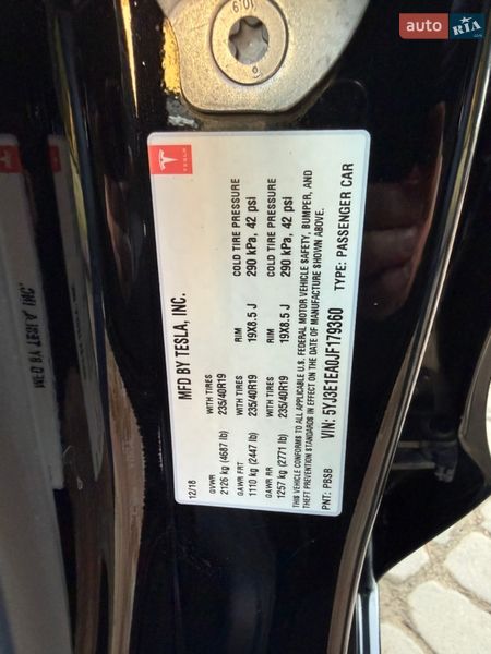 Седан Tesla Model 3 2018 в Ровно