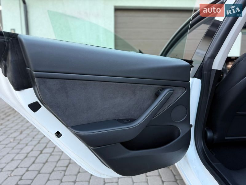 Седан Tesla Model 3 2023 в Киеве