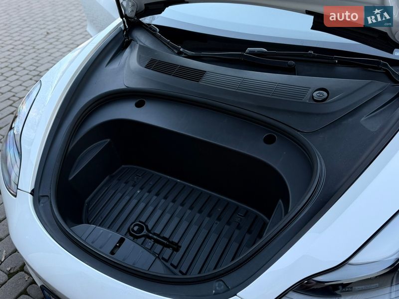Седан Tesla Model 3 2023 в Киеве