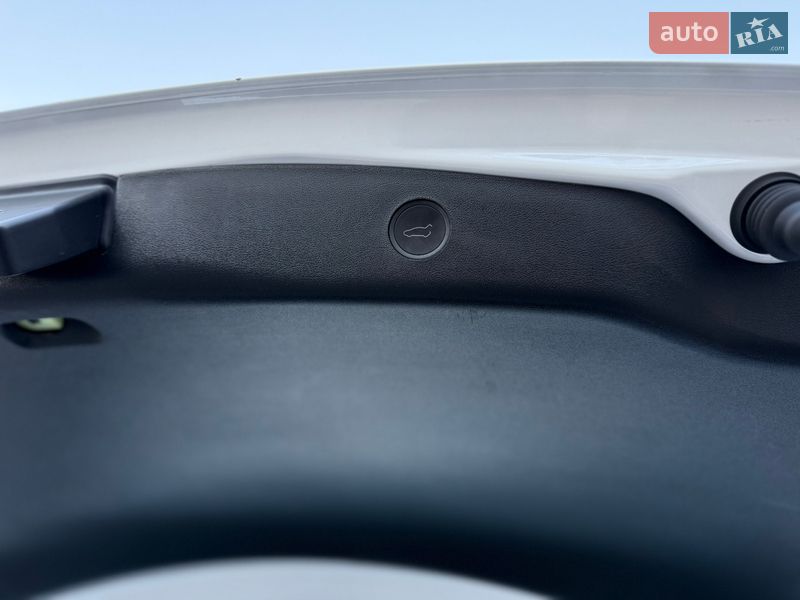 Седан Tesla Model 3 2023 в Киеве