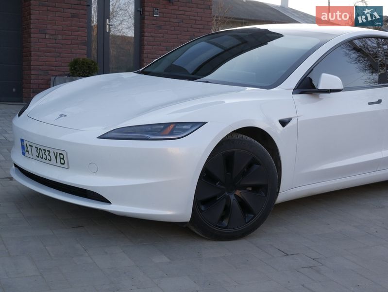 Седан Tesla Model 3 2024 в Снятине