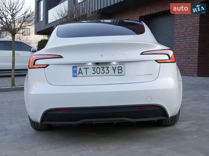 Седан Tesla Model 3 2024 в Снятине