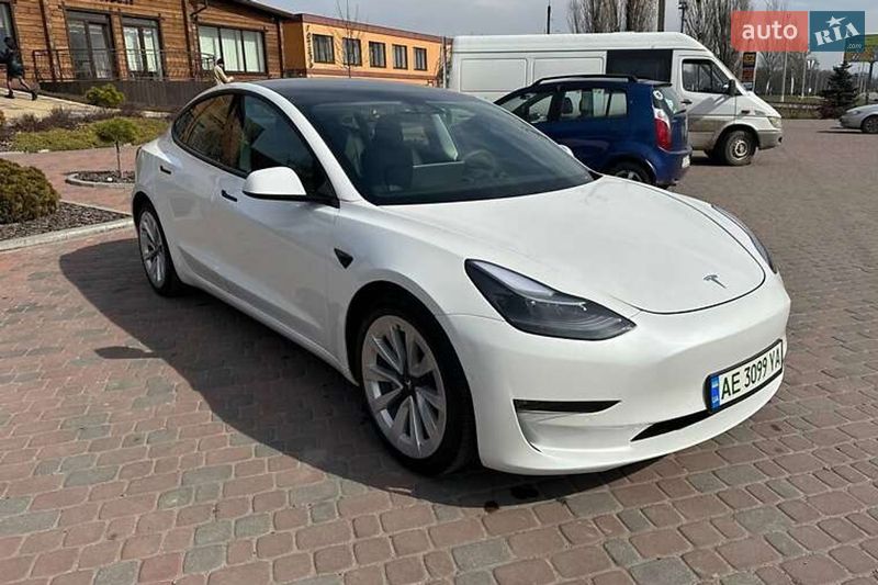 Седан Tesla Model 3 2021 в Львове