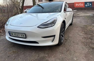 Седан Tesla Model 3 2019 в Остроге