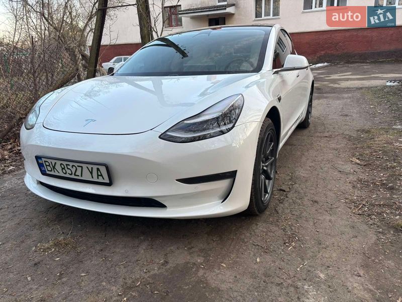 Седан Tesla Model 3 2019 в Остроге
