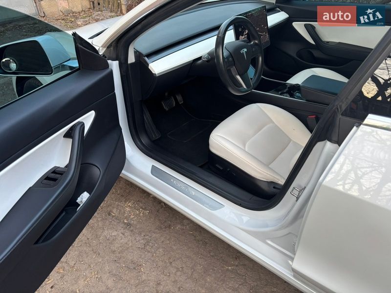 Седан Tesla Model 3 2019 в Остроге