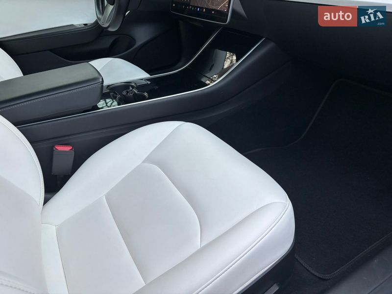Седан Tesla Model 3 2019 в Остроге