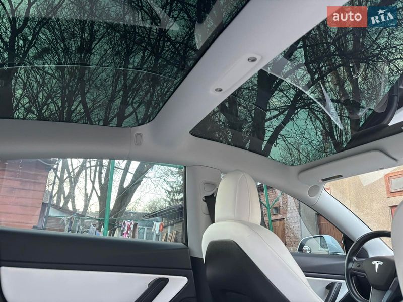 Седан Tesla Model 3 2019 в Остроге