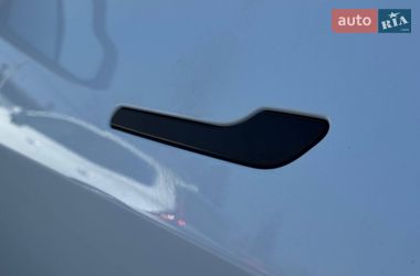 Седан Tesla Model 3 2021 в Ровно