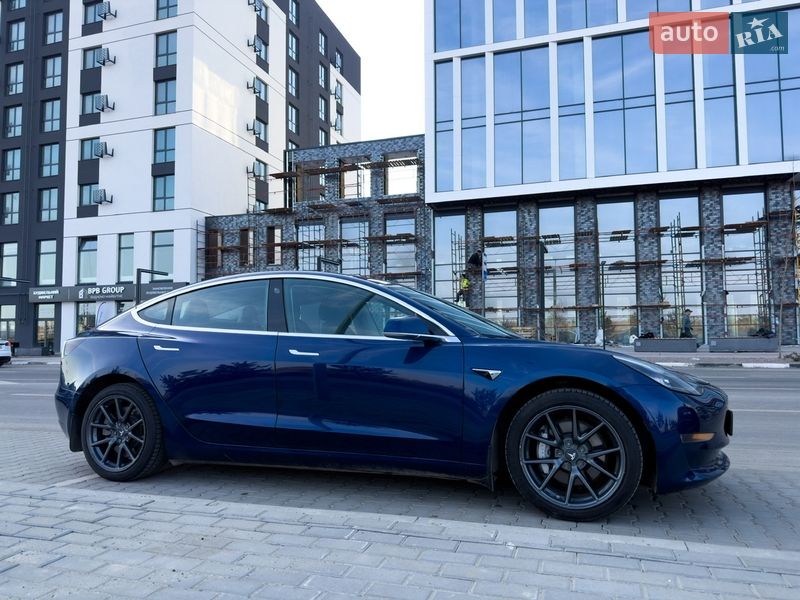 Седан Tesla Model 3 2018 в Ровно