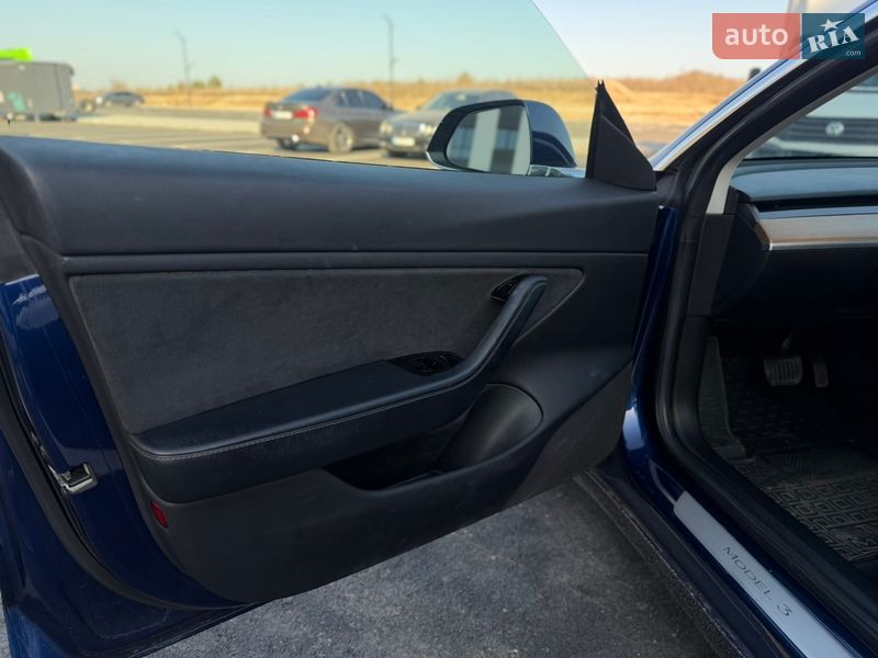 Седан Tesla Model 3 2018 в Ровно