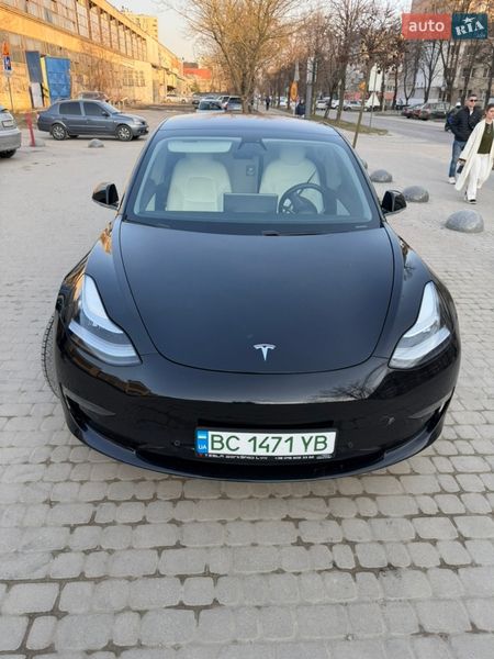 Седан Tesla Model 3 2019 в Львові