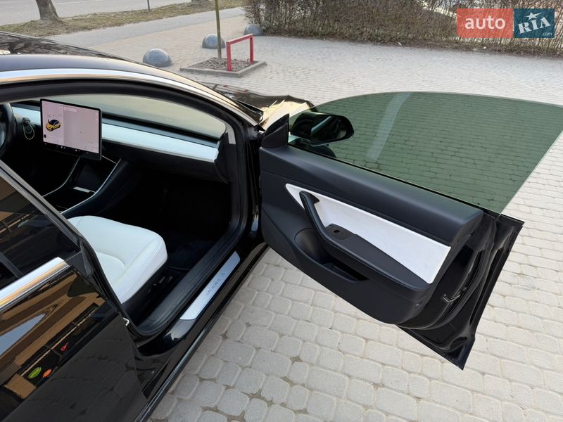 Седан Tesla Model 3 2019 в Львові
