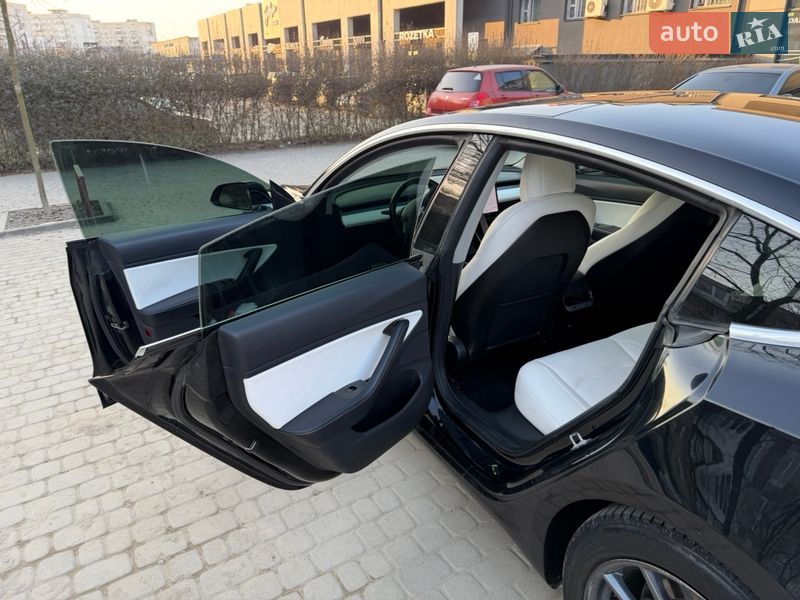 Седан Tesla Model 3 2019 в Львові
