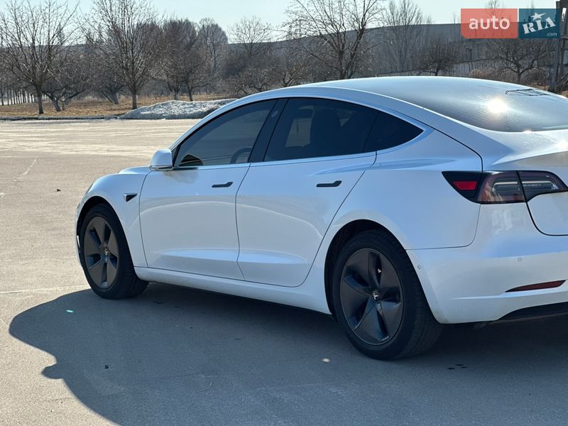 Седан Tesla Model 3 2019 в Ровно