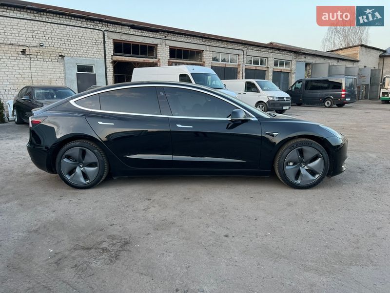 Седан Tesla Model 3 2020 в Радивиліві