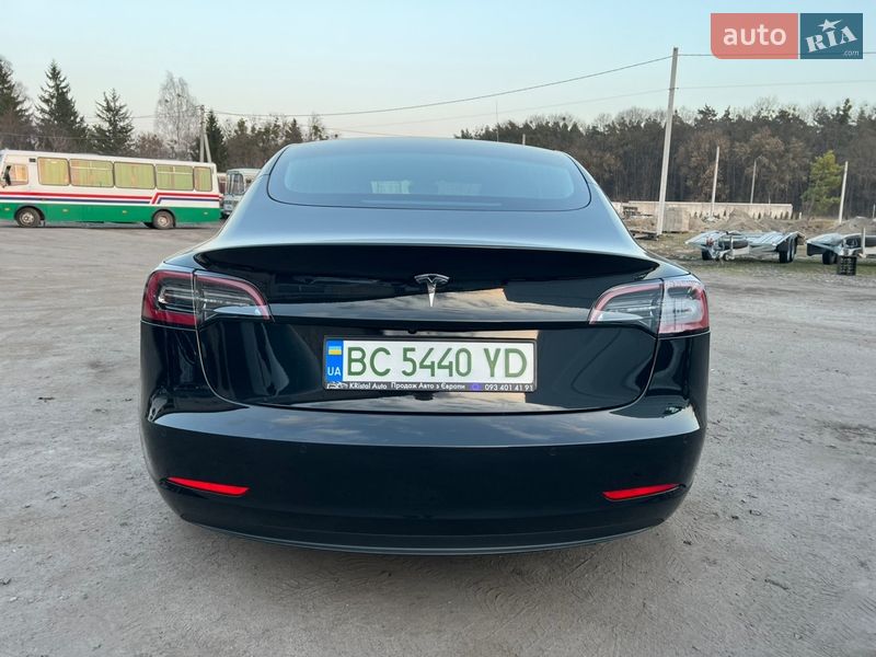 Седан Tesla Model 3 2020 в Радивиліві
