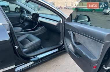 Седан Tesla Model 3 2020 в Радивиліві