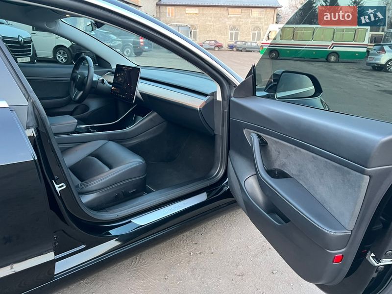 Седан Tesla Model 3 2020 в Радивиліві