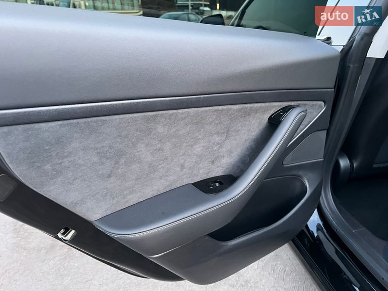 Седан Tesla Model 3 2020 в Радивиліві