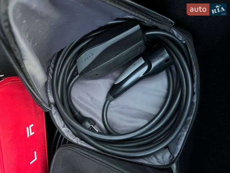 Седан Tesla Model 3 2020 в Радивиліві