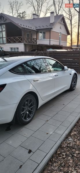 Седан Tesla Model 3 2022 в Буче