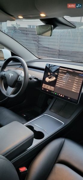 Седан Tesla Model 3 2022 в Буче