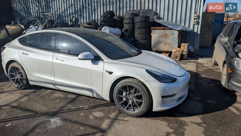 Седан Tesla Model 3 2021 в Киеве