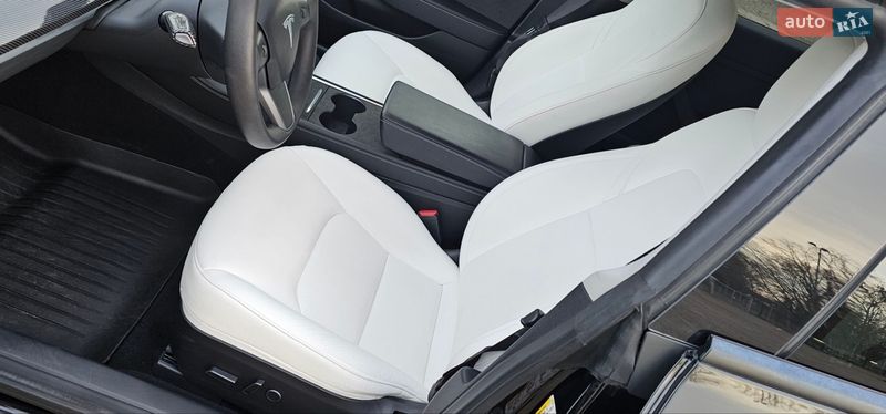 Седан Tesla Model 3 2022 в Львове